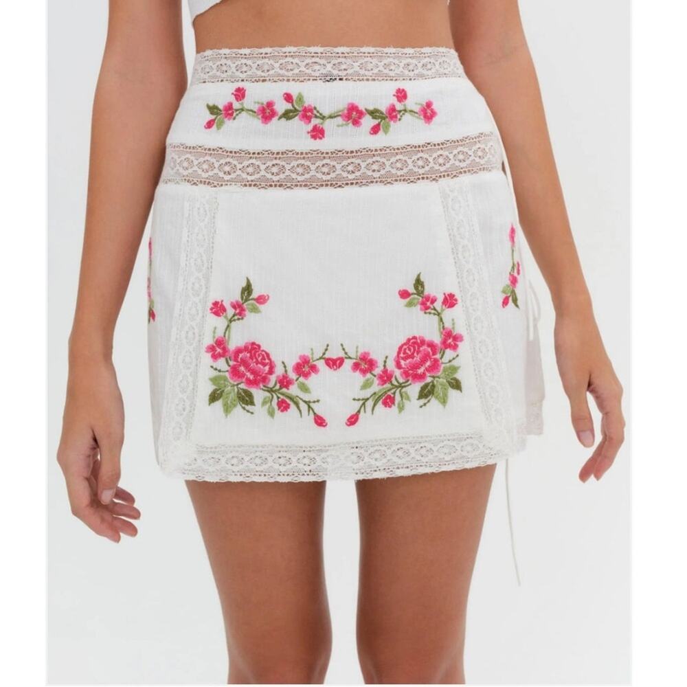 For love and lemons Jolene Embroidered Mini Skirt in White sz M